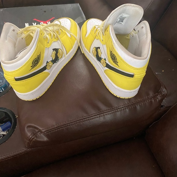 Jordan 1 size 4.5 - Picture 3 of 4